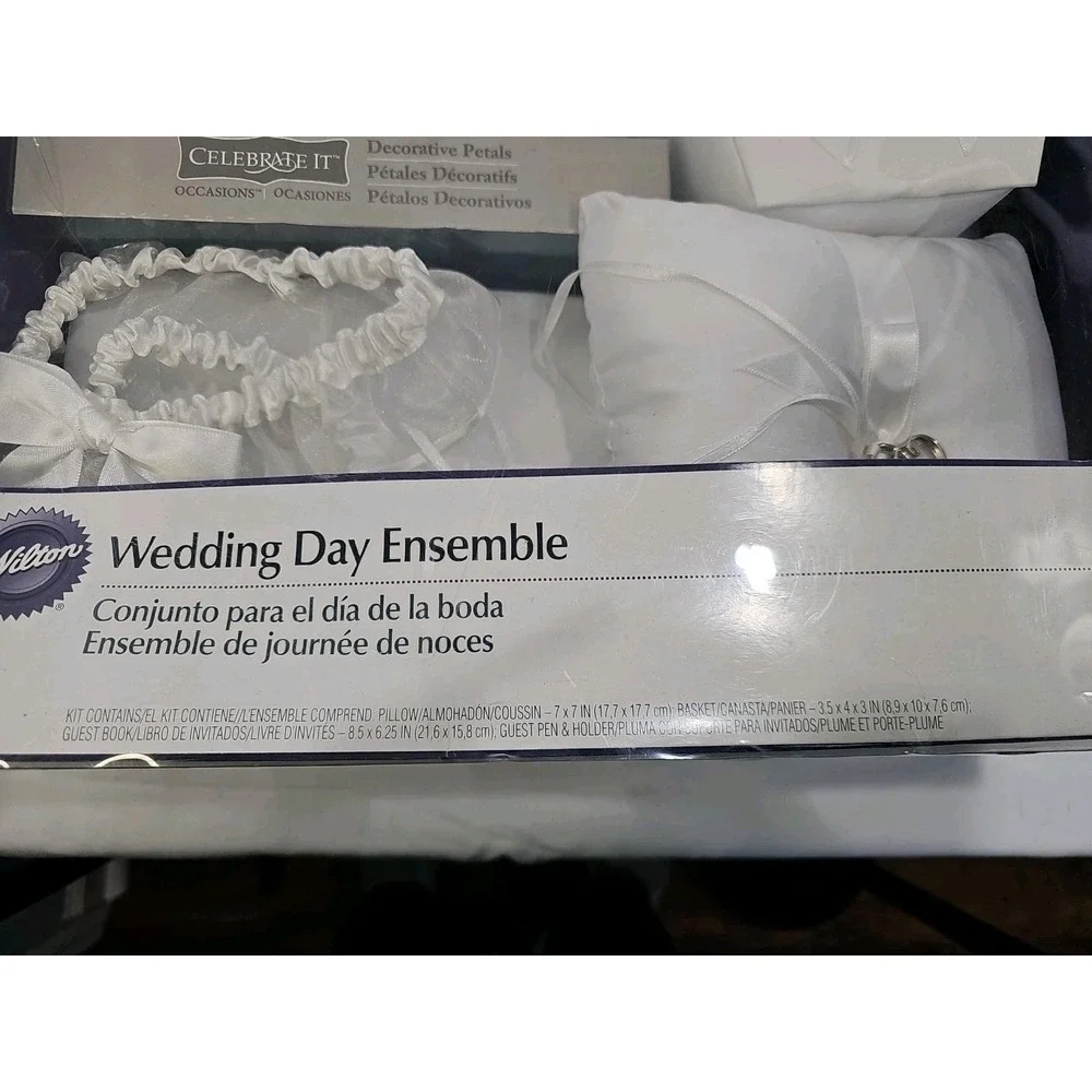 Wilton Wedding Knife/Cake, Ring Pillow, Flower Bsk,2 Garters,Guest Bk/Pen,Patels
